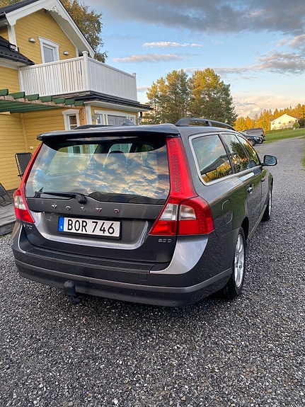 Volvo V70 3 of 10