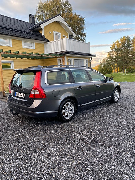 Volvo V70 2 of 10