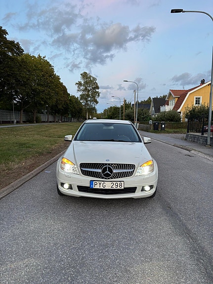 Mercedes-Benz C180 4 of 9
