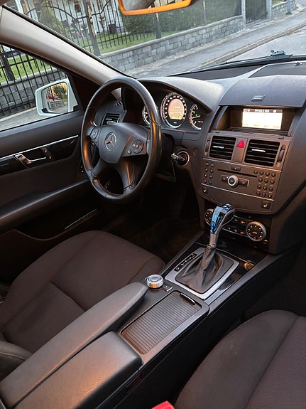 Mercedes-Benz C180 8 of 9
