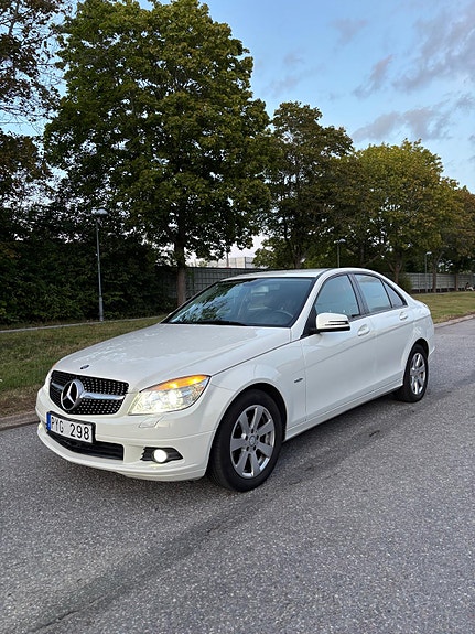 Mercedes-Benz C180 2 of 9