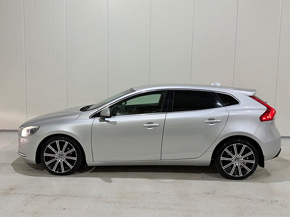 Volvo V40 2 of 14