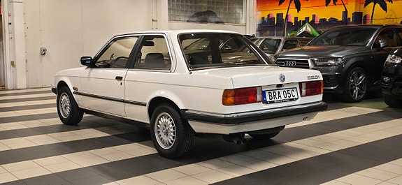 BMW 320i 7 of 15
