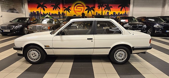 BMW 320i 2 of 15