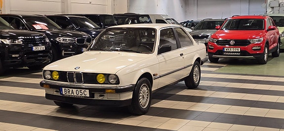 BMW 320i 4 of 15