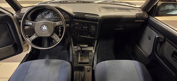 BMW 320i 9 of 15
