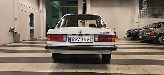 BMW 320i 6 of 15