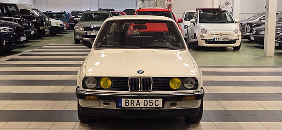 BMW 320i 3 of 15