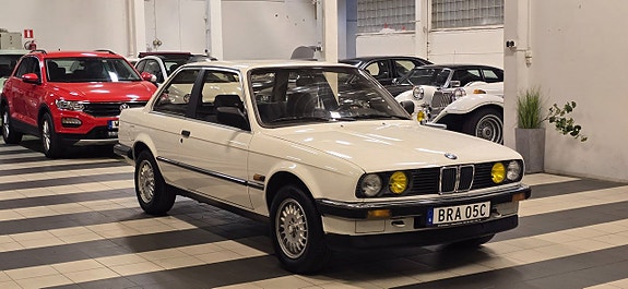 BMW 320i 5 of 15