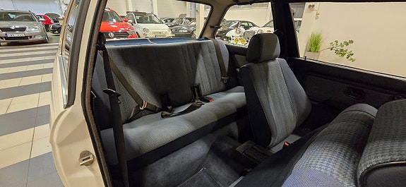 BMW 320i 14 of 15