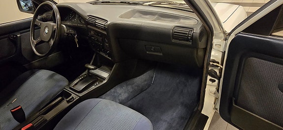 BMW 320i 13 of 15