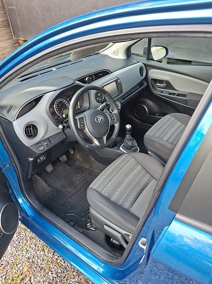 Toyota Yaris 8 of 8