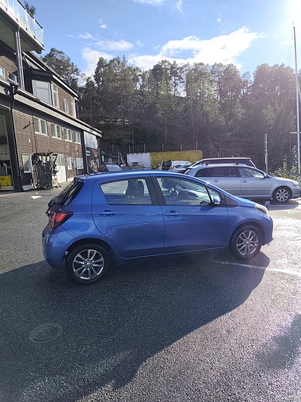 Toyota Yaris 5 of 8