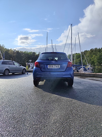 Toyota Yaris 4 of 8