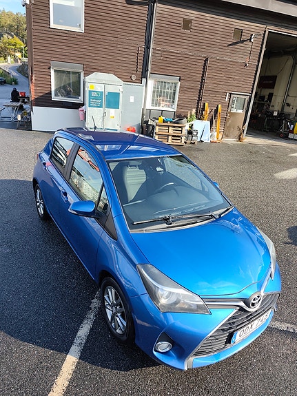 Toyota Yaris 2 of 8