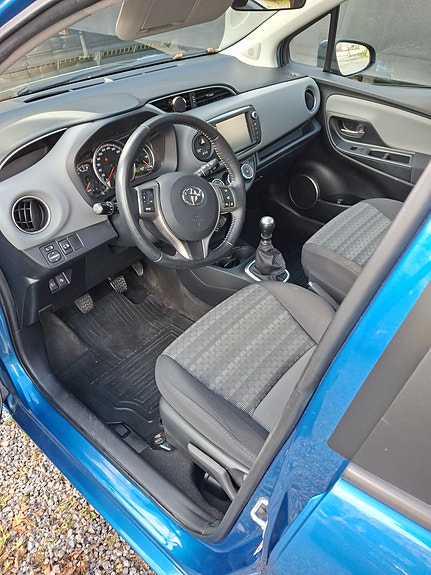 Toyota Yaris 7 of 8