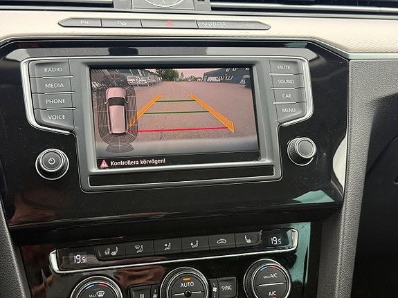 Volkswagen Passat Alltrack 12 of 22