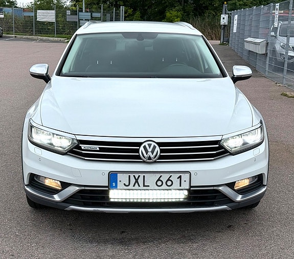 Volkswagen Passat Alltrack 3 of 22