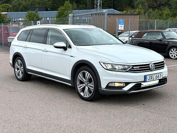 Volkswagen Passat Alltrack 2 of 22
