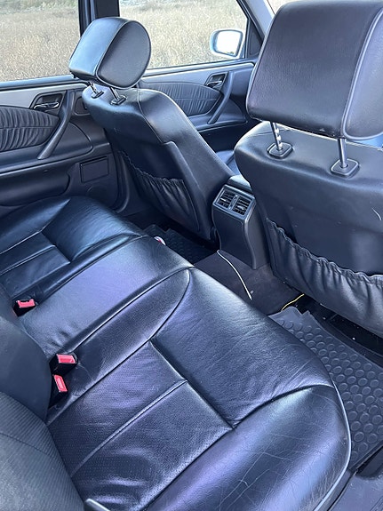 Mercedes-Benz E320 9 of 11