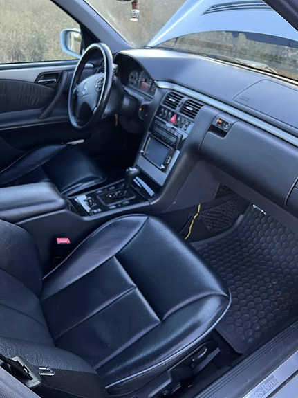 Mercedes-Benz E320 8 of 11