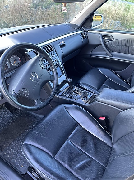 Mercedes-Benz E320 5 of 11