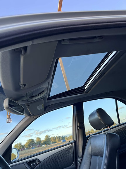 Mercedes-Benz E320 6 of 11