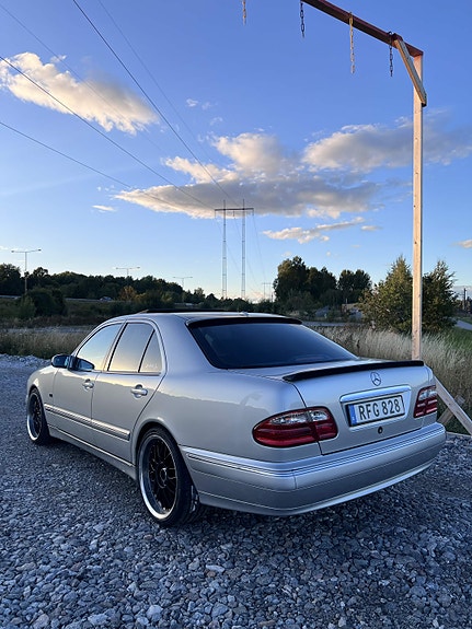 Mercedes-Benz E320 4 of 11