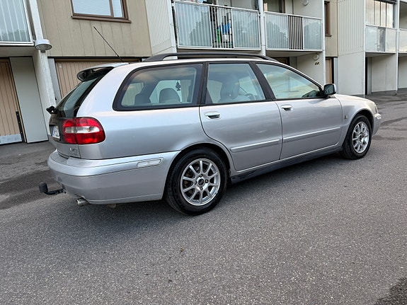 Volvo V40 2 of 7