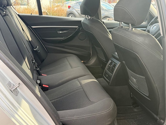 BMW 320i 12 of 19