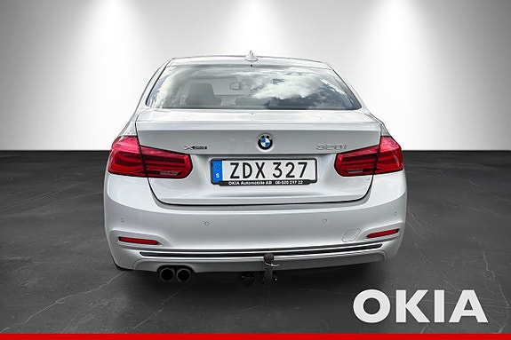 BMW 320i 3 of 19