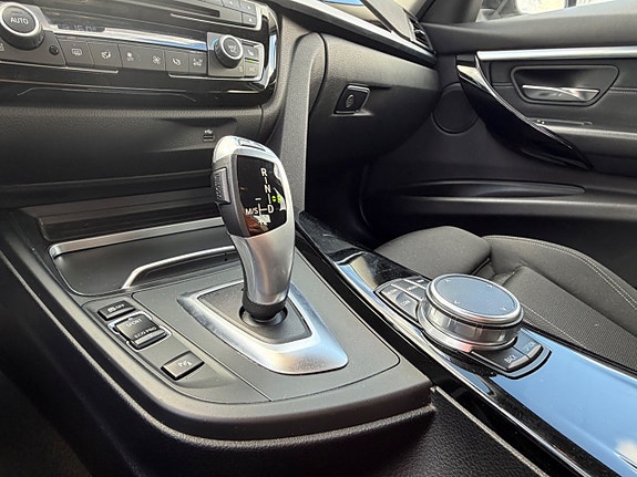 BMW 320i 15 of 19