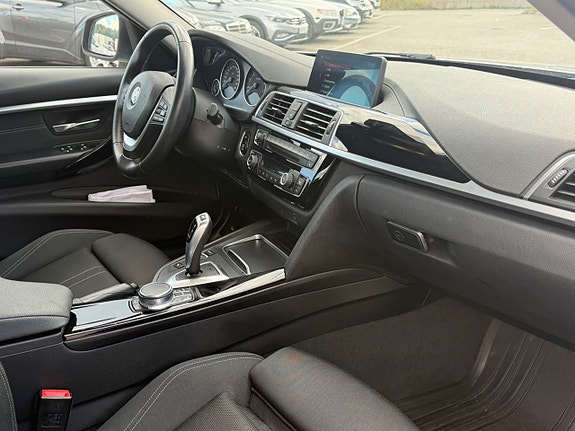 BMW 320i 8 of 19