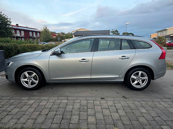Volvo V60 2 of 23