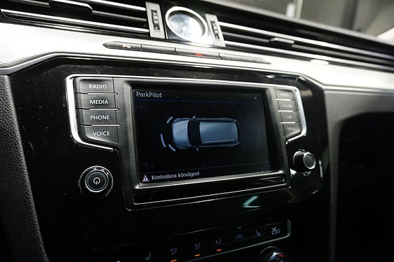 Volkswagen Passat Alltrack 17 of 24