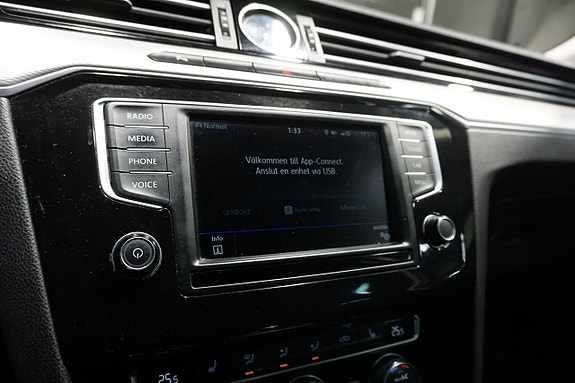 Volkswagen Passat Alltrack 18 of 24