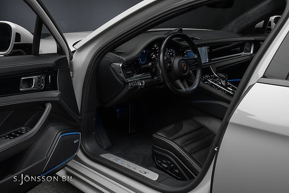 Porsche Panamera 4S 10 of 24