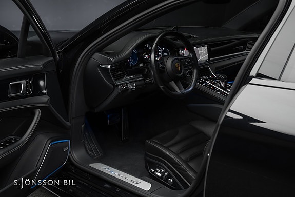 Porsche Panamera 4S 10 of 23