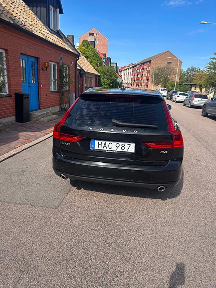 Volvo V90 2 of 6