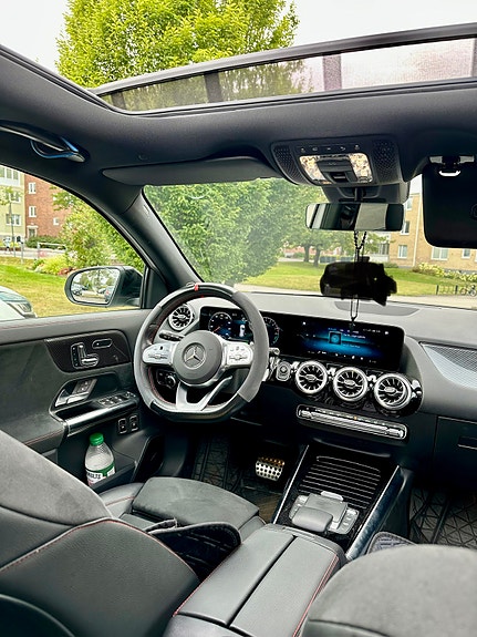 Mercedes-Benz GLA250 e 8 of 14