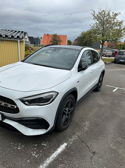 Mercedes-Benz GLA250 e 2 of 14