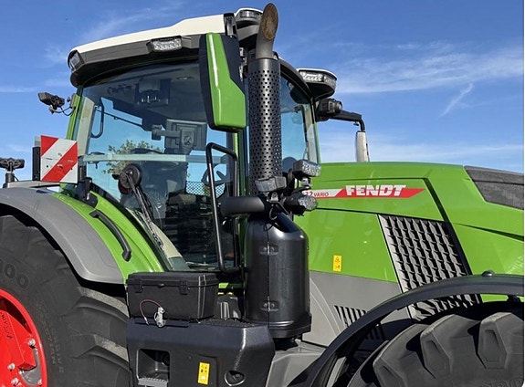 Fendt 832 2 of 9