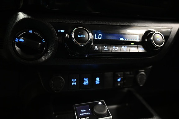 Toyota HiLux 25 of 30
