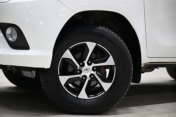 Toyota HiLux 3 of 30