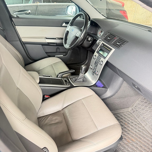 Volvo V50 7 of 9