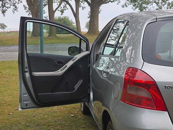 Toyota Yaris 17 of 22