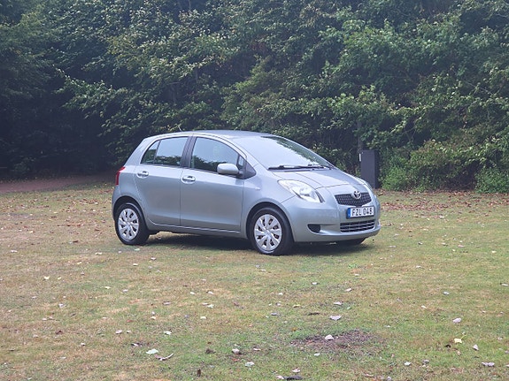 Toyota Yaris 4 of 22