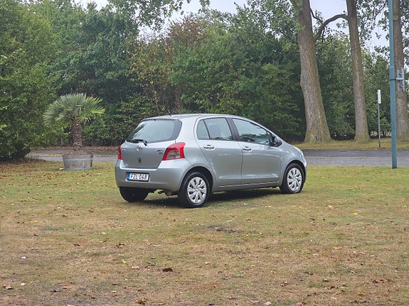 Toyota Yaris 8 of 22