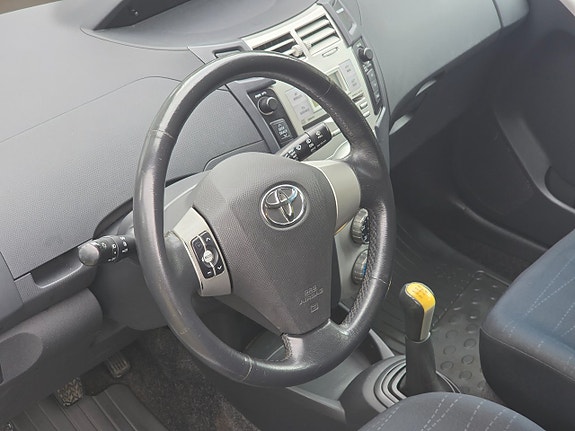Toyota Yaris 19 of 22