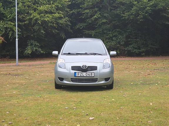 Toyota Yaris 2 of 22